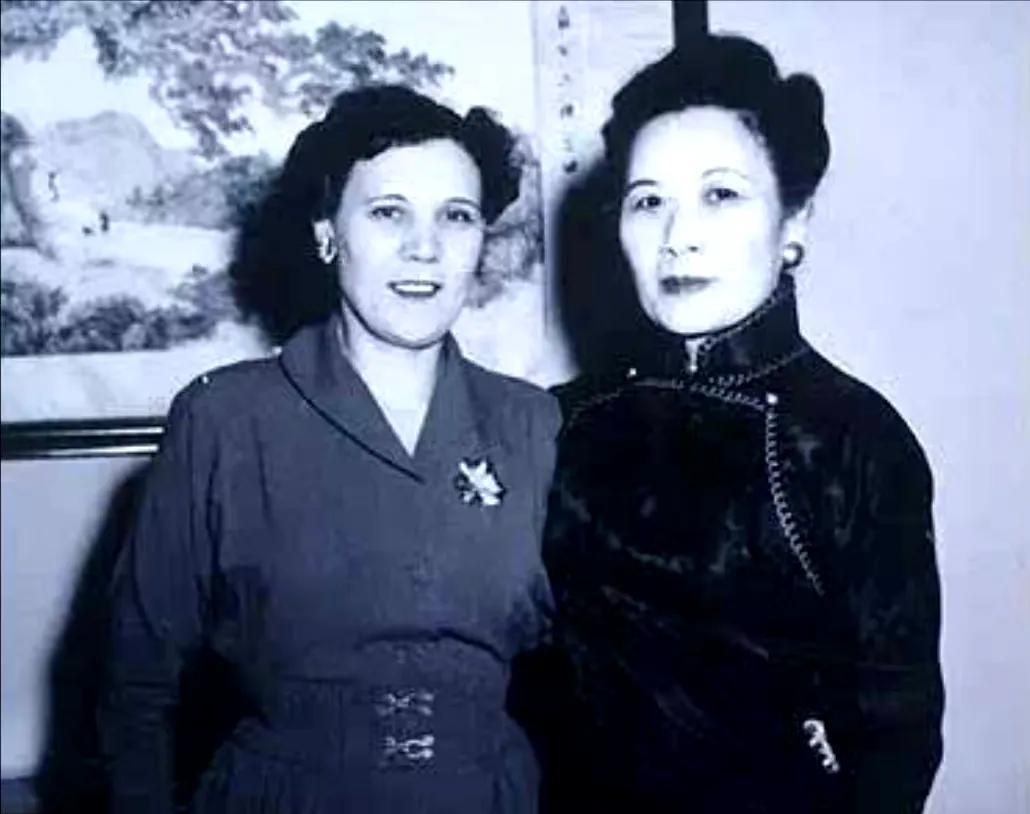 50年代，宋美龄与俄裔儿媳蒋方良合影。低调的蒋方良远离政治，晚年孤独离世，与婆婆