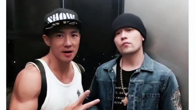 在最近，已经46岁的周杰伦出现在日本的街头，从照片可以看出来，周杰伦的背影早已不像曾经那样挺拔