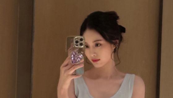 毫不避嫌！直播中黄子韬一头钻进徐艺洋怀里，举止超暧昧