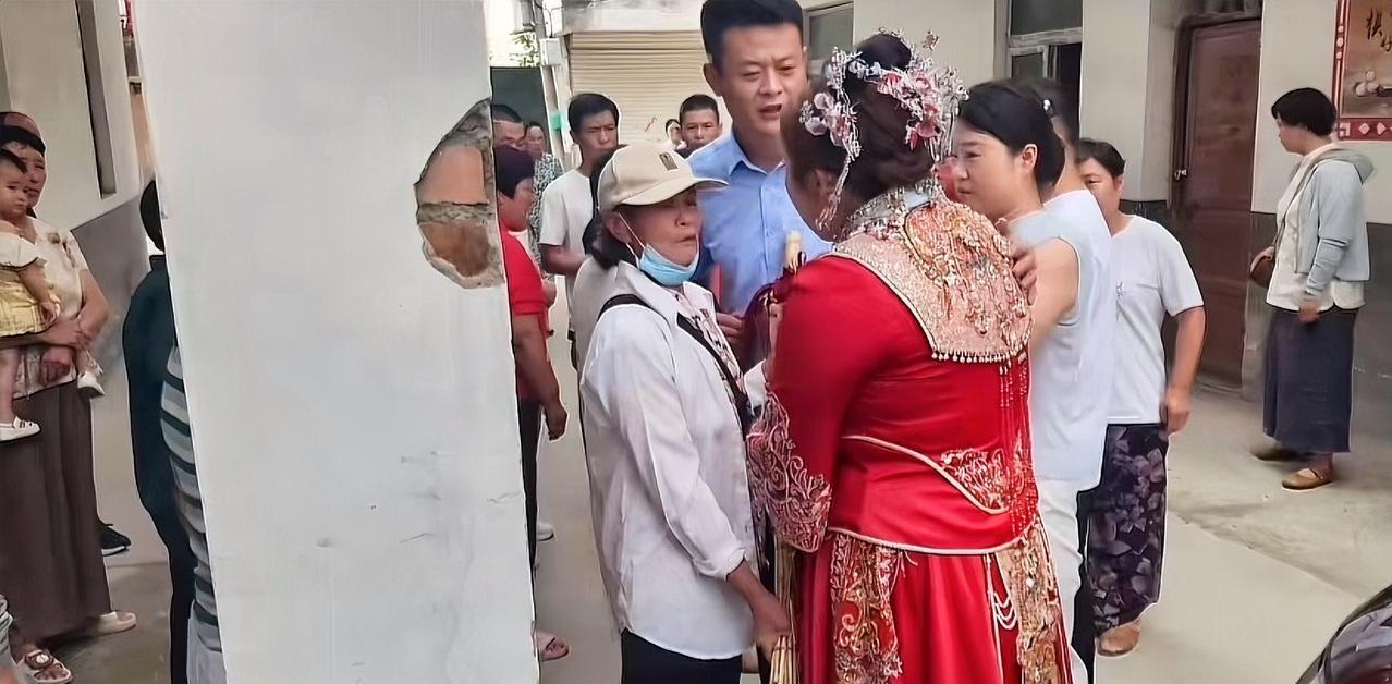 非得在人家开开心心结婚这天闹吗？这样的人不该请。