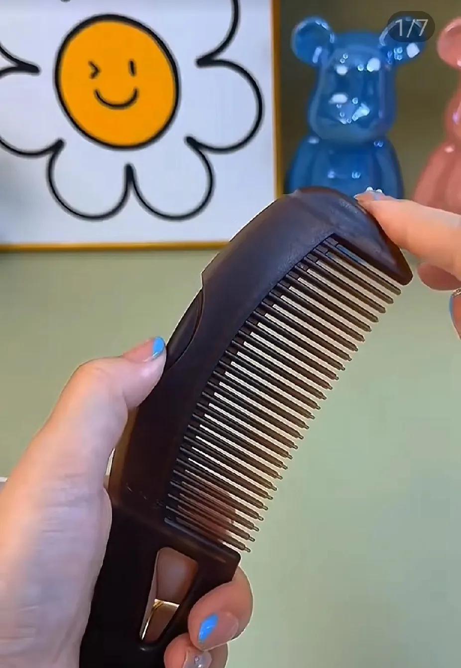 好友送了我一把梳子
收到后我格外的珍惜
暗藏机关空心的梳子
他说我决定把你的头发