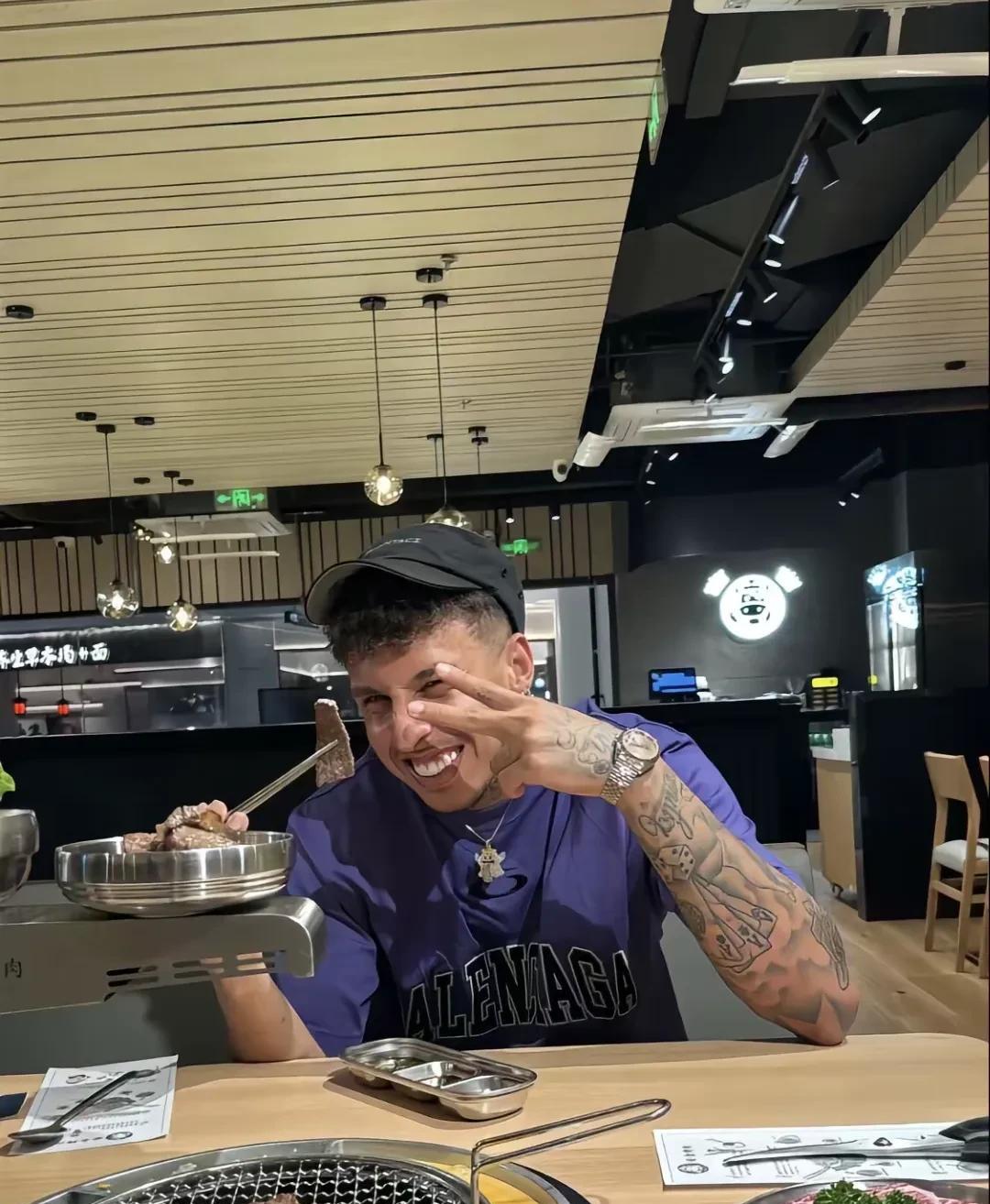 家人们
媒体人又整大活，建议归化克雷桑
得赶紧提上日程！克雷桑这实力，在中超那是