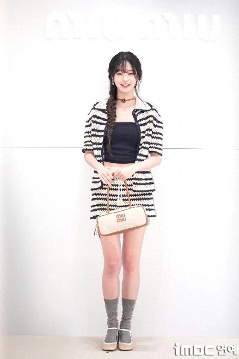今日份的Miu Miu女孩张元英
