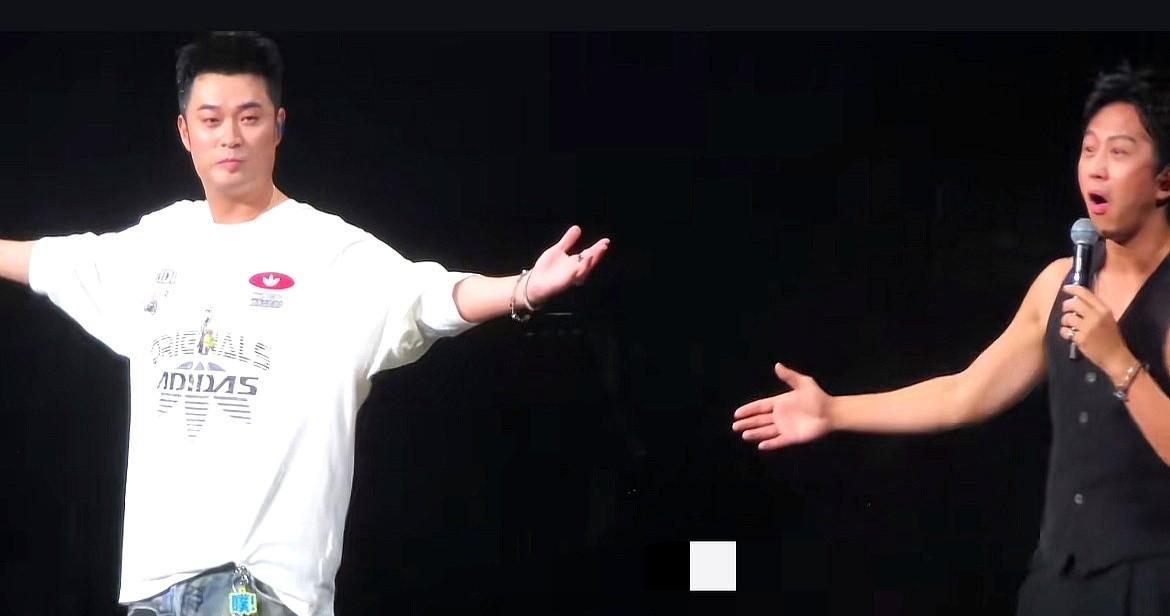 鹿晗这演唱会办得挺有意思。
明明是自己的个人巡回演唱会，却硬是办成了老友聚会。