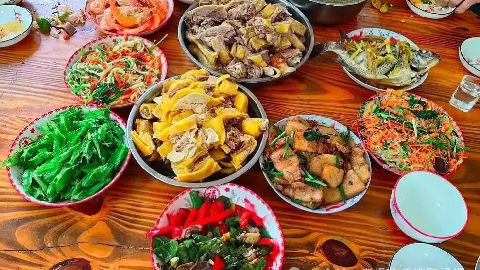 为什么年味越来越淡？可能因为你只顾着享受，忘了谁在“服务”