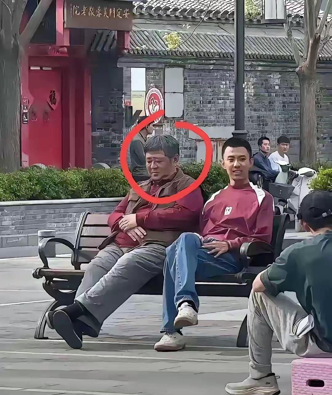 真是有眼不识泰山！旁边的这几个年轻人，居然都不知道坐在他们旁边的这位老人，曾经可