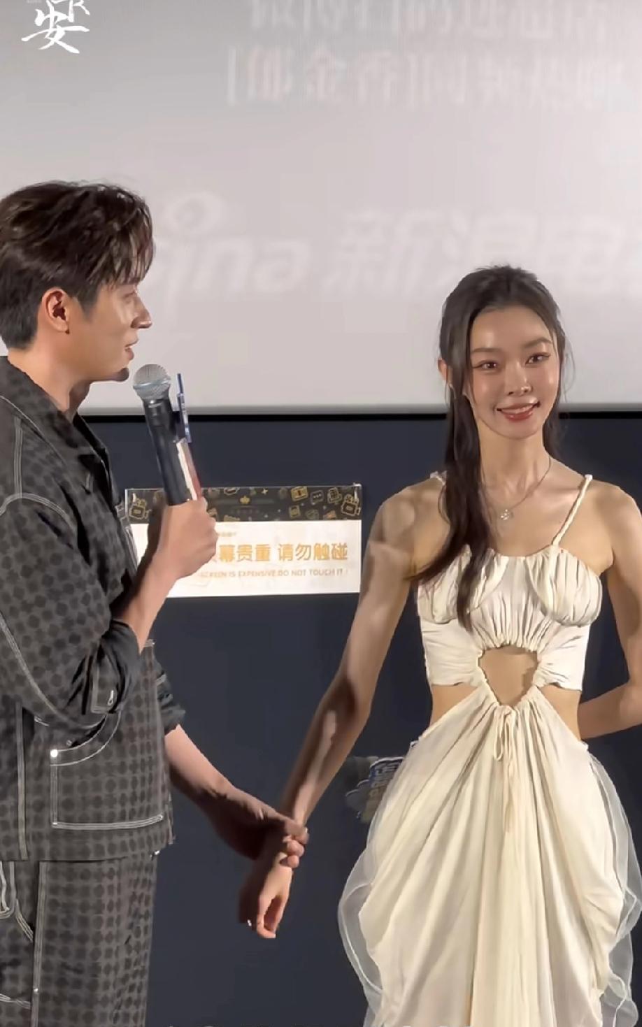 宋轶新剧#与晋长安#剧宣服装被吐槽太丑，这波争议真是有点热闹～
好多人说这裙子怪