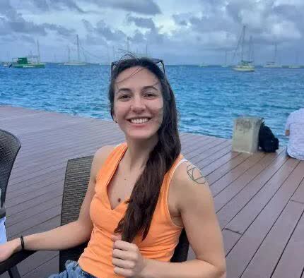 美国一名女兽医及男友遭身为警察的前男友枪杀，生前数月给警方留言求救内容曝光