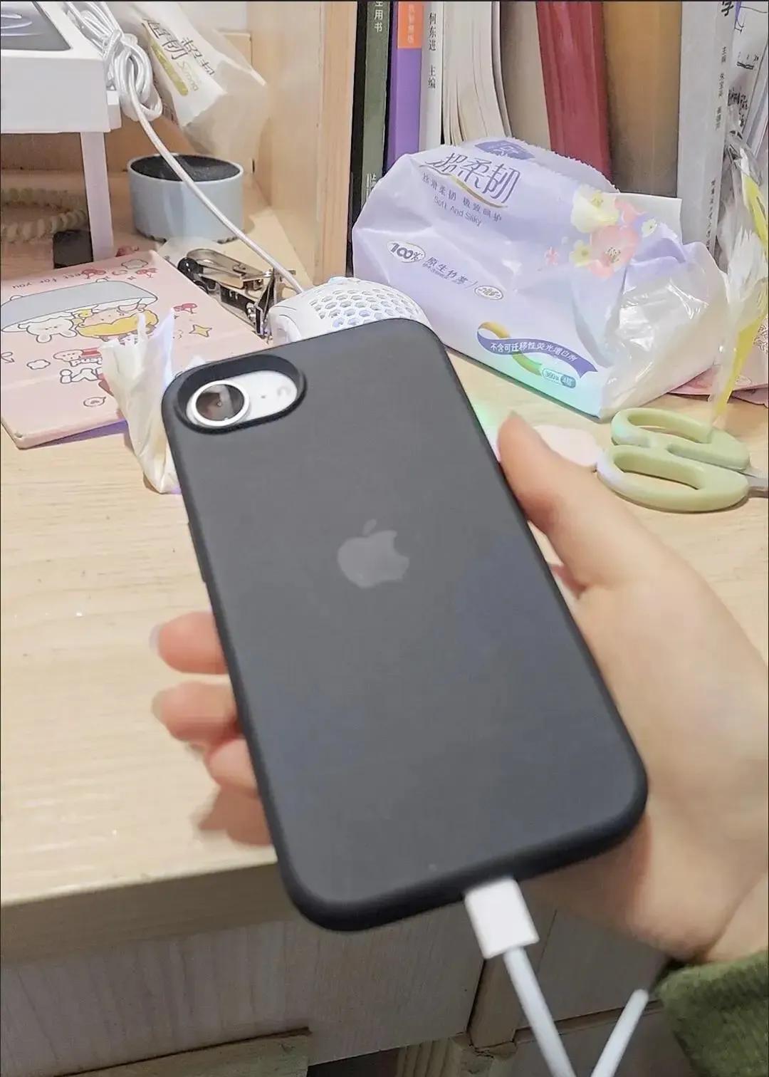 刚到手这台月光白iPhone 16e，彻底治好了我的电量焦虑！3961mAh电池