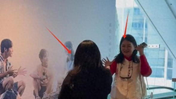 66岁胡慧中带女儿现身香港，脸部僵硬木偶纹明显，手背疤痕抢镜
