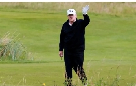 近日，特朗普突然出现在苏格兰，引发外界热议。有媒体指出，此行或与爱泼斯坦事件持续