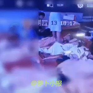 非人哉，真牲 口啊！
6月21日，湖南株洲多名家长反映，孩子在幼儿园被老师踩脸、