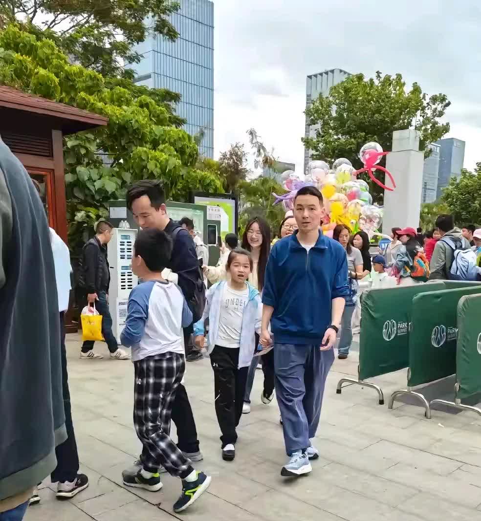 他走在妹妹妈妈的前面，手里牵着小妹妹，成了几个女人的顶梁柱！谢浩楠当过兵，经过部
