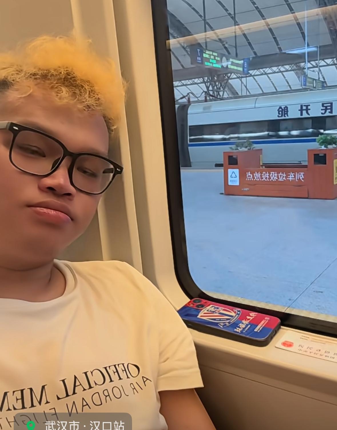 上海申花知名球迷姆巴佩今天坐高铁从武汉返回上海，他感叹申花拿一次联赛冠军怎么这么