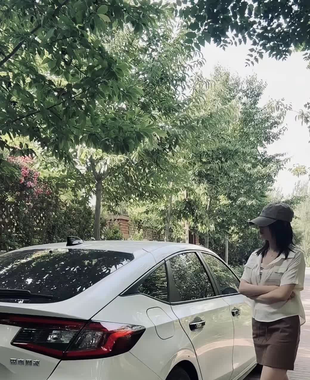 十一代思域你们都买三厢。我偏偏就喜欢两厢，两厢掀背版真的超级帅，而且是限量版，停