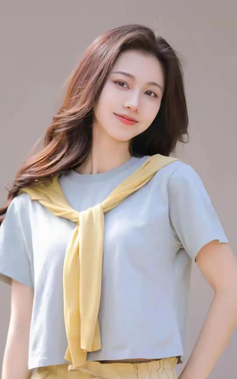 杨茗茗，1992年出生于贵州贵阳，毕业于中国传媒大学 。2012年进入央视体育节