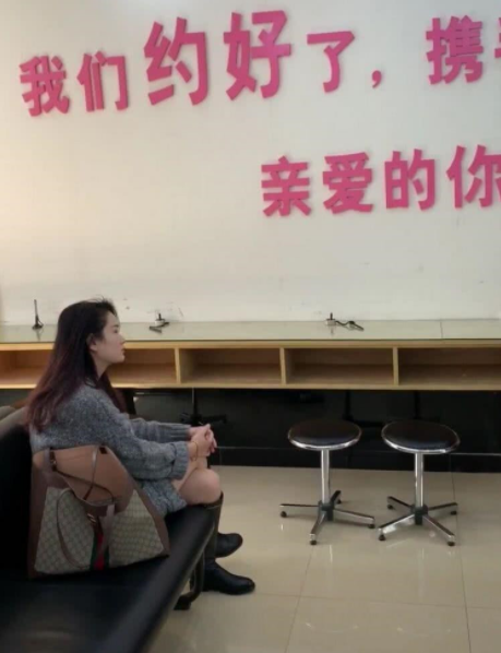 四川，有一对年轻夫妻办完离婚手续，在民政局门口各分东西时，男子拿出一沓钱，说这是