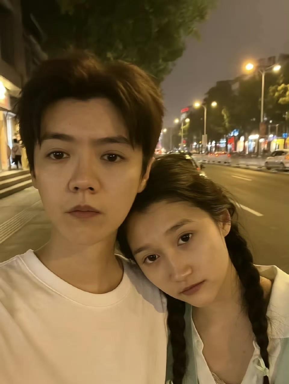 关晓彤当初的沉默
是这段感情的导火索
现在鹿晗台上喊着老婆，她内心多少是有点酸涩