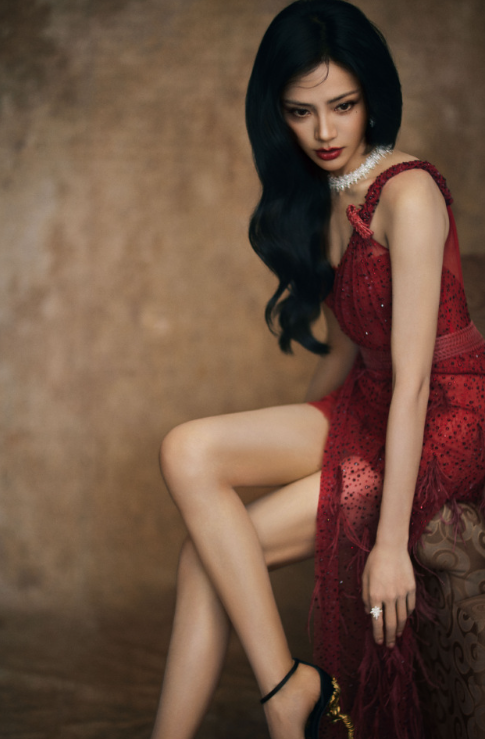 谢可寅这红裙，热烈且让人无限遐想，超不错的！