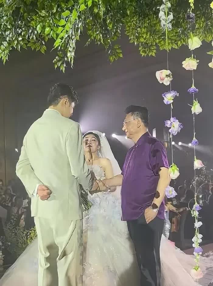 王宁和金龟子在女儿的婚礼上踩了个大坑

给所有有女儿的父母提个醒
在自家女