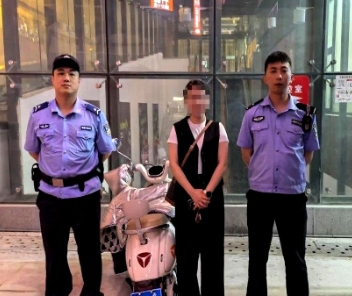 太原：6月6日23时，敦化坊派出所民辅警发现一辆未上锁的电动车，周围不见车主踪影