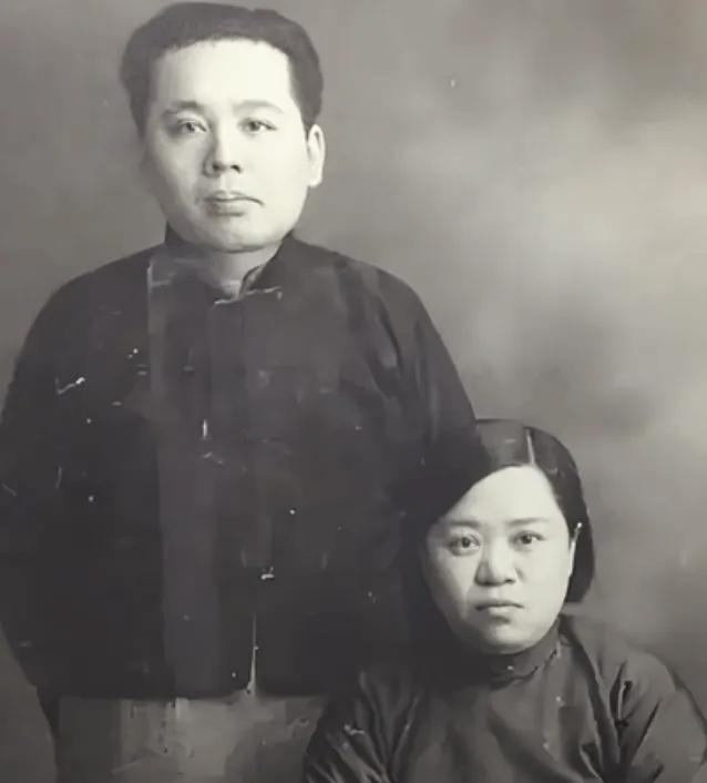 1913年，著名作家张恨水迎娶16岁徐文淑。洞房夜，他掀开红盖头，吓得大惊失色，