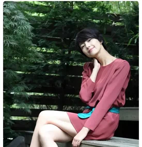 高圆圆短发配红裙，在绿意里美成松弛感范本
高圆圆