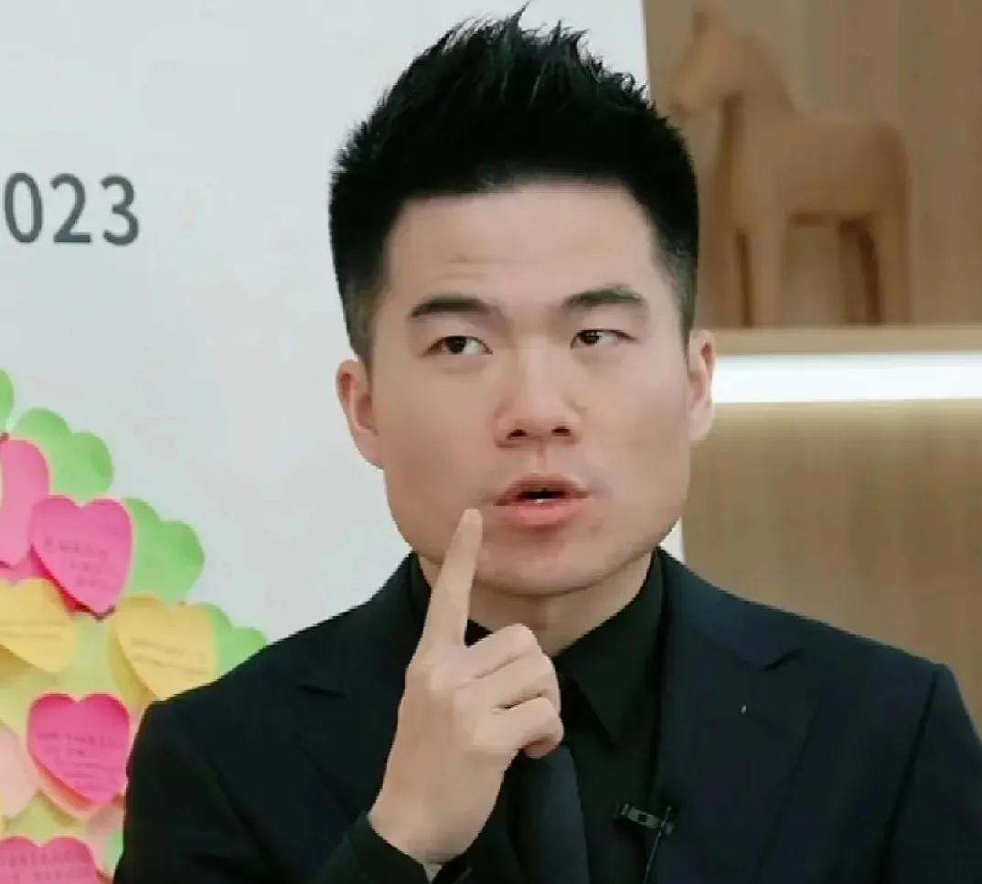 董宇辉真的是年轻人的好榜样，他和很多普通人一样，普通的父母，普通的家庭，普通的求
