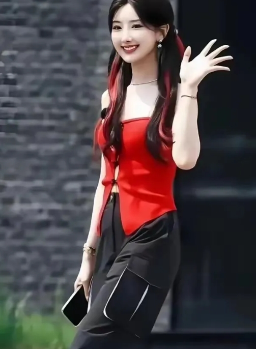 好喜欢毛晓彤的笑容，太甜美啦！

红色的吊带上衣，黑色的裤子，真美！

两个小辫