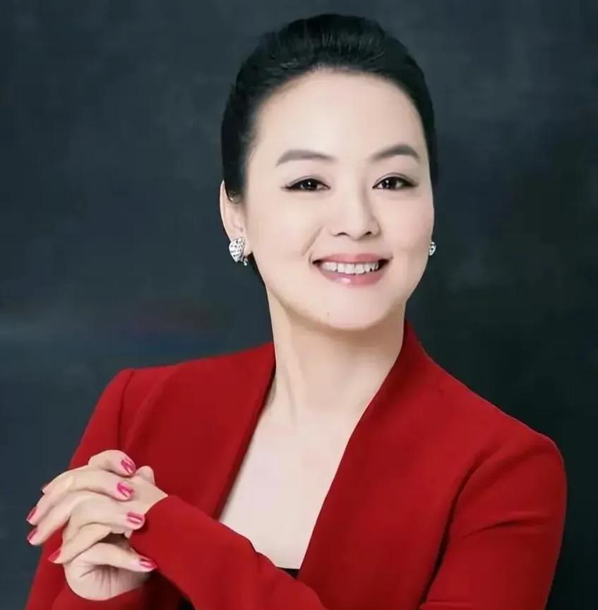 孙小梅，今年58岁了，还是貌美如花。她当年在央台多个栏目做主持人，她的舞蹈功底不