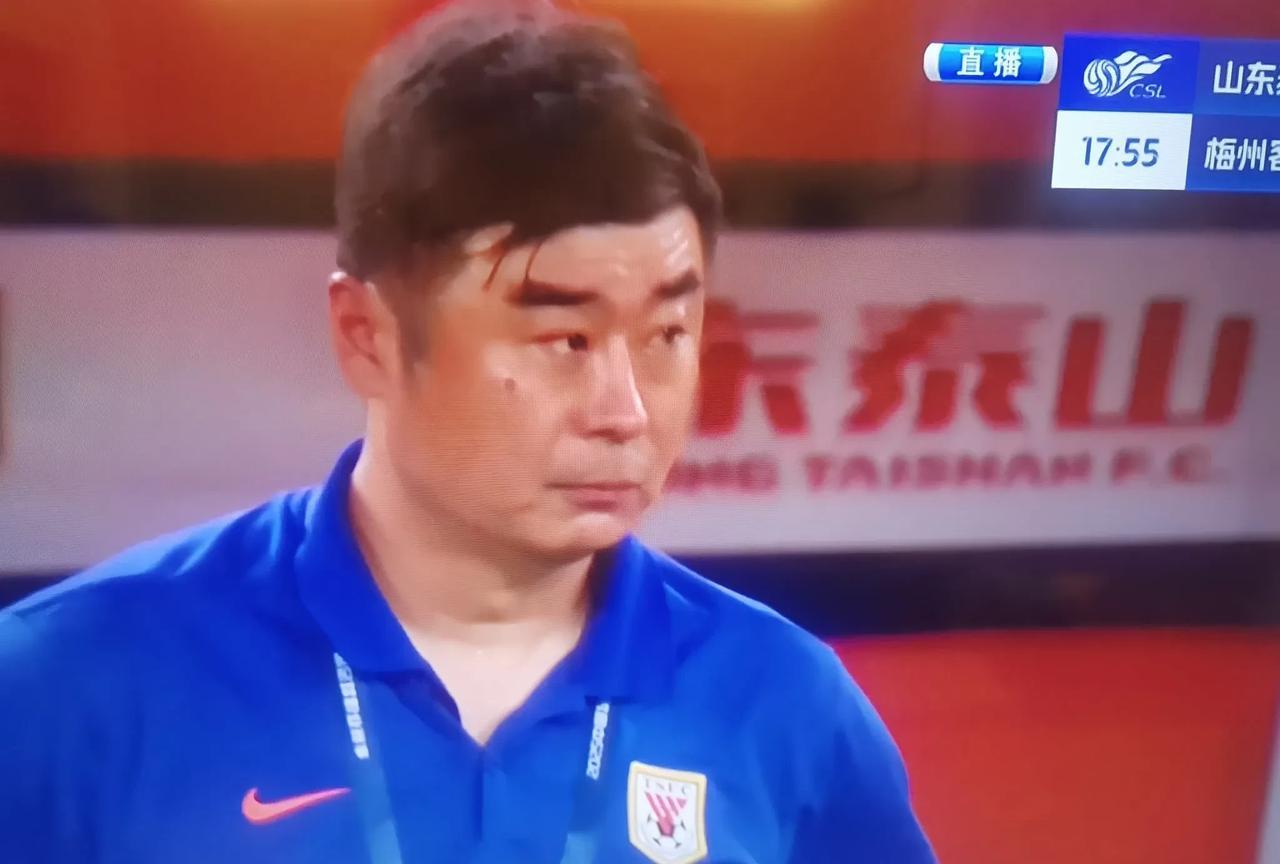 估计这一场不胜，韩鹏有可能下课！说心里话，这场比赛主裁判张雷对山东泰山真的是够意