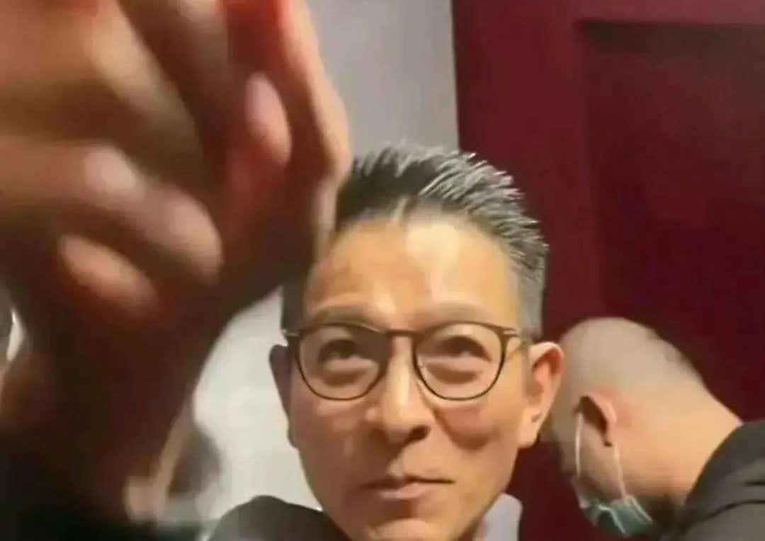 刘德华头发也白了，真的老了！
在最近的公开露面中，刘德华现出了明显的白发，面容