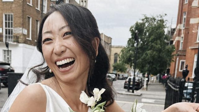 苗侨伟34岁女儿好事近，街头拍婚纱照好开心，男方是外国人