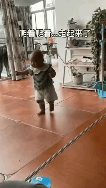 小孩子爬着爬着就站起来了，就走起来了。家长要留给孩子成长的时间，时间到了，孩子的