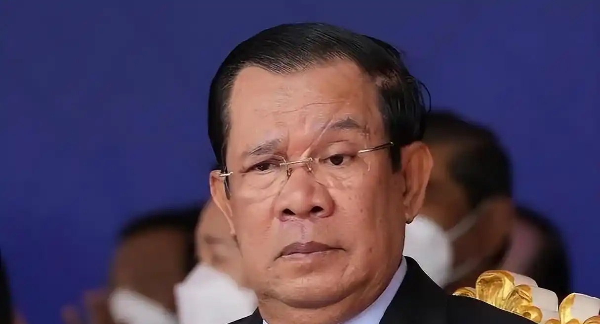 [太阳]洪森这下彻底颜面扫地。



柬埔寨特种兵踹开电诈园区铁门时，他儿子洪玛