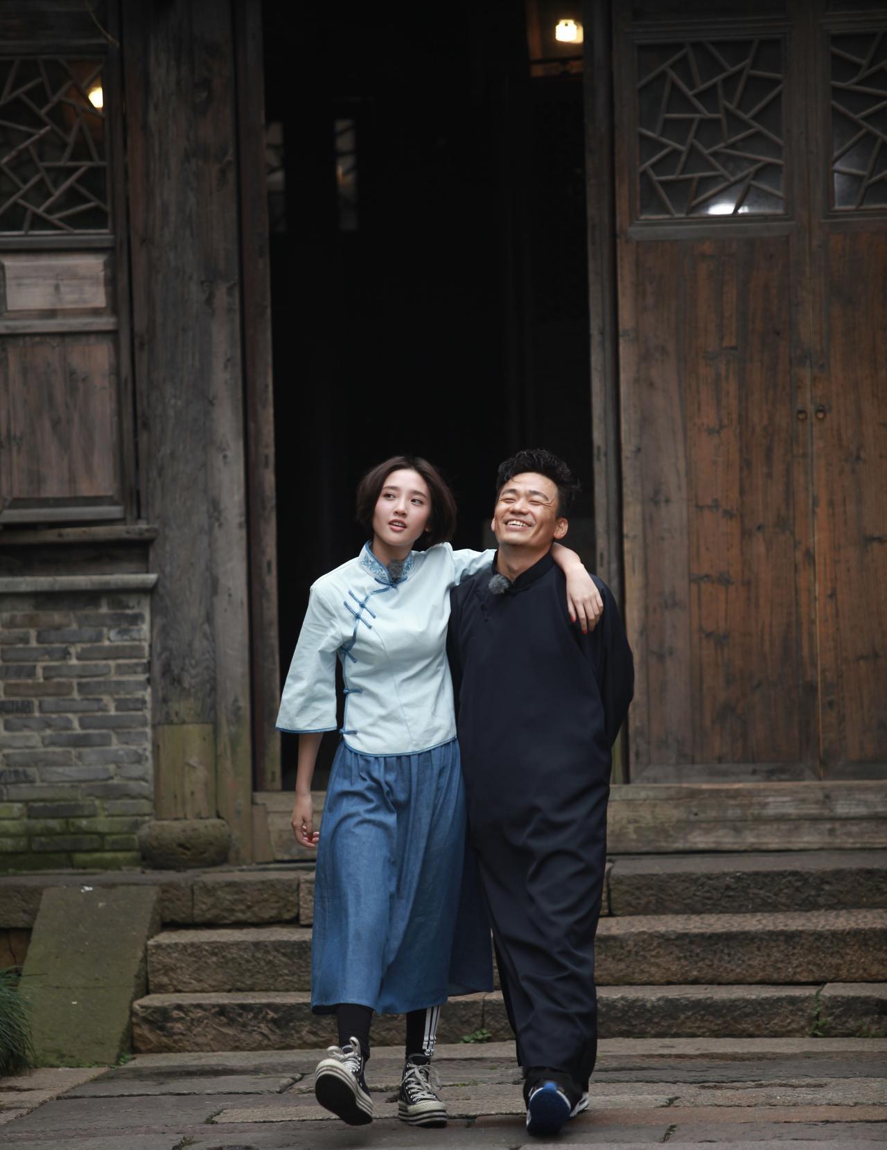 王宝强，165cm，不懂就问，和宝强勾肩搭背的女孩挺漂亮的，有人知道她是谁吗？