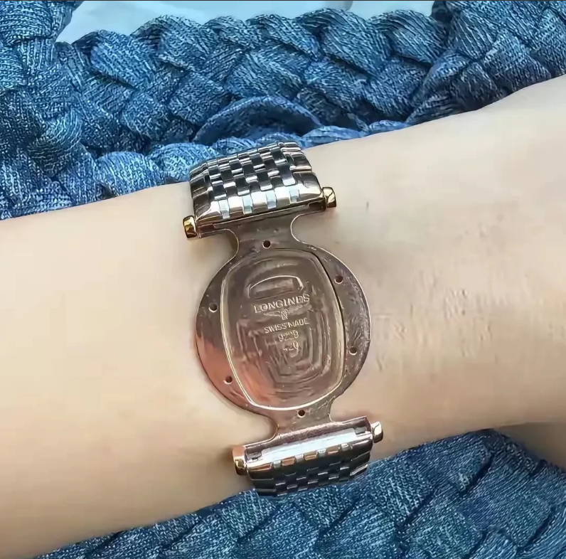 哈哈～笑死了
北京一位女士花了一万多买的浪琴腕表，拿回来戴了一天，第二天出门的时