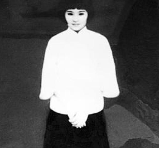 1931年厦门刑场上，怀胎八月的梁慧贞摘下手表塞给刽子手：“别打肚子，朝头开枪，