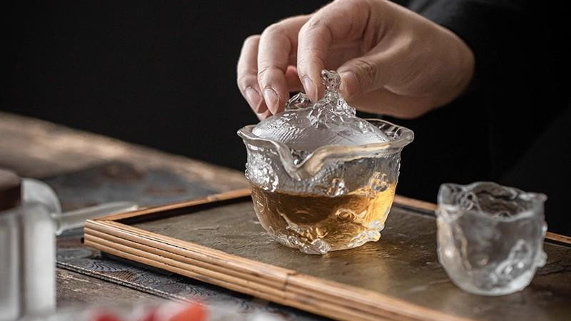 古韵今辉：古法琉璃梅花浮雕盖碗之美