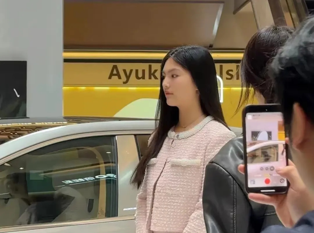 李湘带女儿王诗龄炫富











我的天哪！李湘这是怎么回事？一天不炫