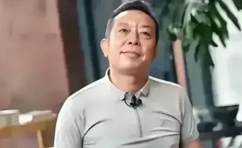 今天从娱乐角度看下这位百亿级身价的老板，贾总。
此人无论在哪个公众场合露出的模样