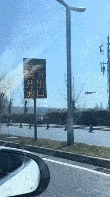 能遇见简直是莫大的荣耀。
这是四川成都的网友在路上与中国六代机偶遇时的画面，只见