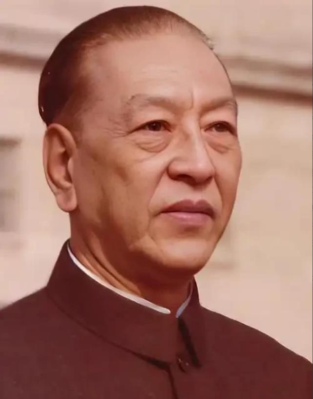 1963年，刚从巴基斯坦紧急返回的耿彪大使一踏出飞机，便向中央政府提出了一个令人
