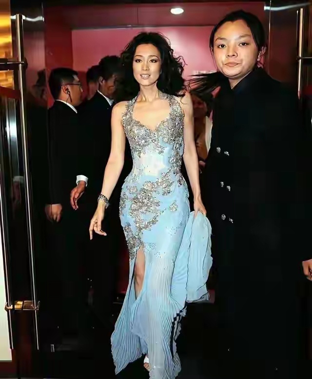 巩俐穿那条水蓝裙子走红毯那晚，全场都屏住呼吸了，内敛之美压得住场 ​​​