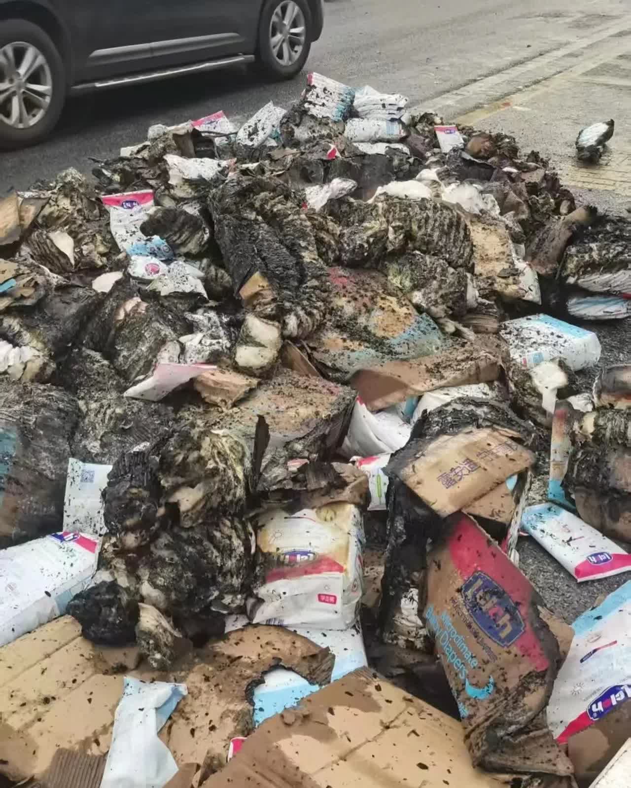 湖南长沙，女子购买3.3万元的纸尿裤，在某平台下单，由一货车负责送货，半路，突然