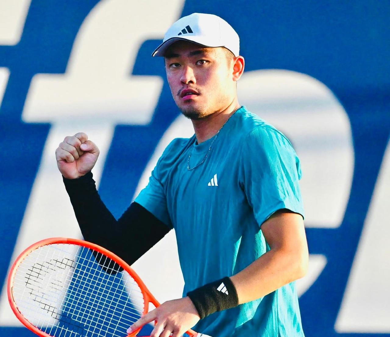 吴易昺以7-5/5-7/6-3力克世界排名第24位的十号种子波佩林晋级十六强，本