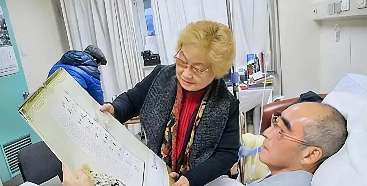 2013年
乒坛老将庄则栋先生因病住院期间，歌唱家郭兰英女士到医院看望了自己的老