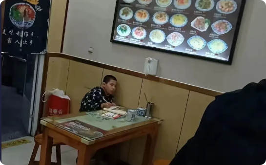 感觉所有的“兰州拉面”是一个神秘的组织，一男一女一小孩，小孩写作业，男的一口蹩脚