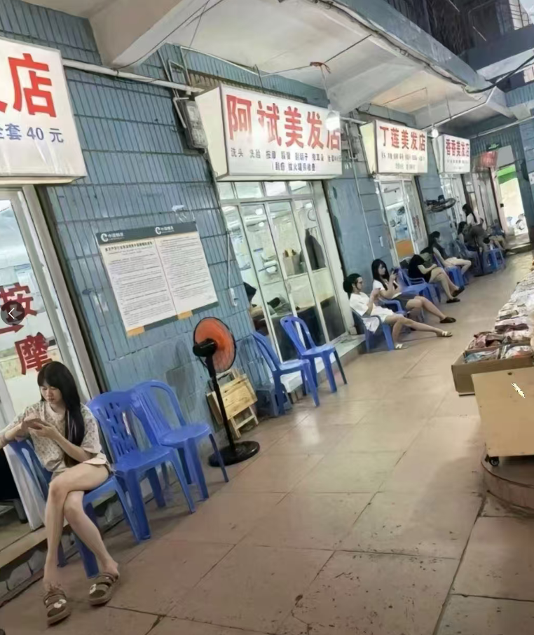头发长了，有人请我剪头发吗？	
