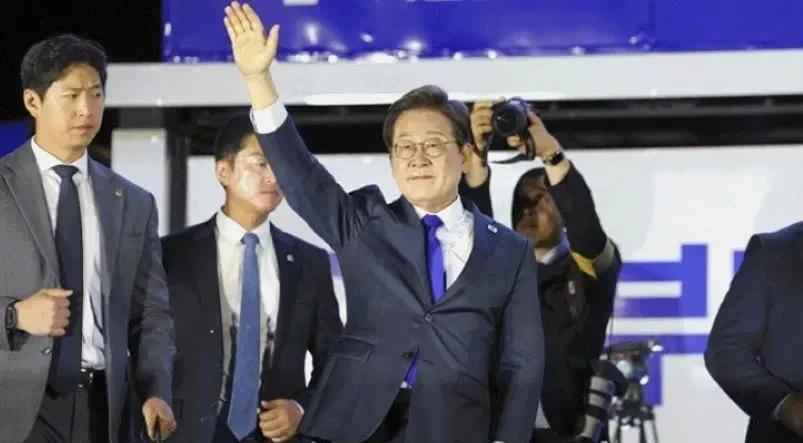 相信韩国新任总统李在明，会用这三招改变历史包袱：
一、制度重建
二、政治和解
三